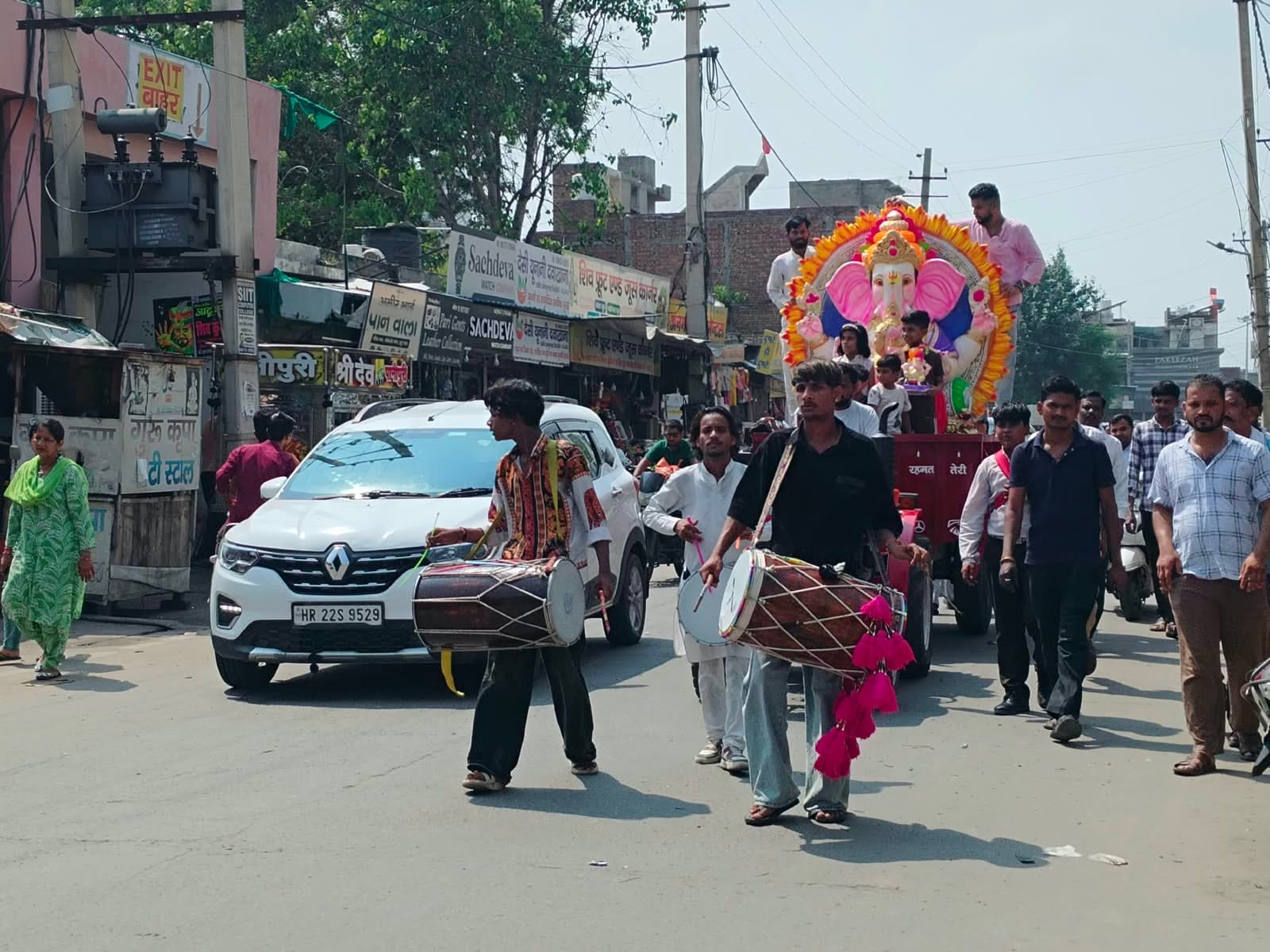 फतेहाबाद। शहर के सन्यास आश्रम मंदिर में गणपति के स्वरुप की स्थापना करते सदस्य। संवाद फतेहाबाद। शहर के सन्यास आश्रम मंदिर में गणपति के स्वरुप की स्थापना करते सदस्य। संवाद