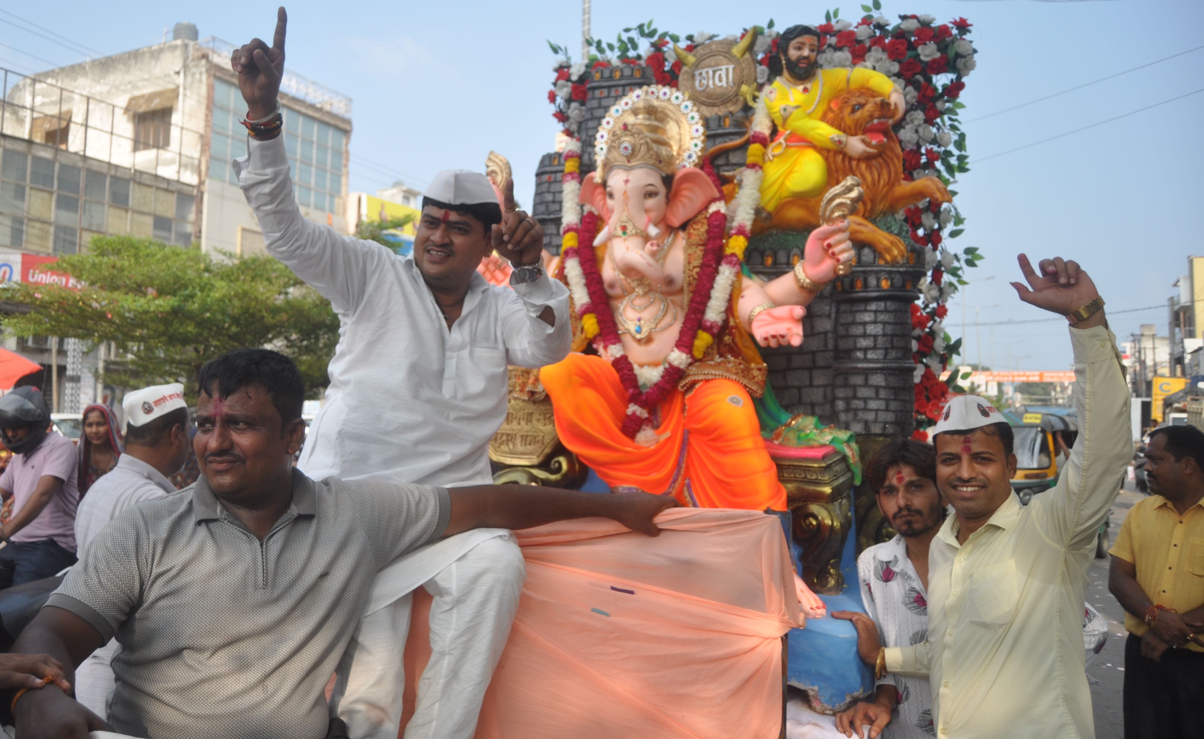 गढ़ रोड पर गणपति बप्पा की शोभायात्रा में नृत्य करते मराठा समाज के लोग। संवाद गढ़ रोड पर गणपति बप्पा की शोभायात्रा में नृत्य करते मराठा समाज के लोग। संवाद