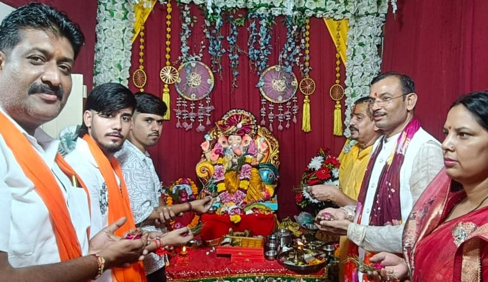 गढ़ रोड पर गणपति बप्पा की शोभायात्रा में नृत्य करते मराठा समाज के लोग। संवाद गढ़ रोड पर गणपति बप्पा की शोभायात्रा में नृत्य करते मराठा समाज के लोग। संवाद