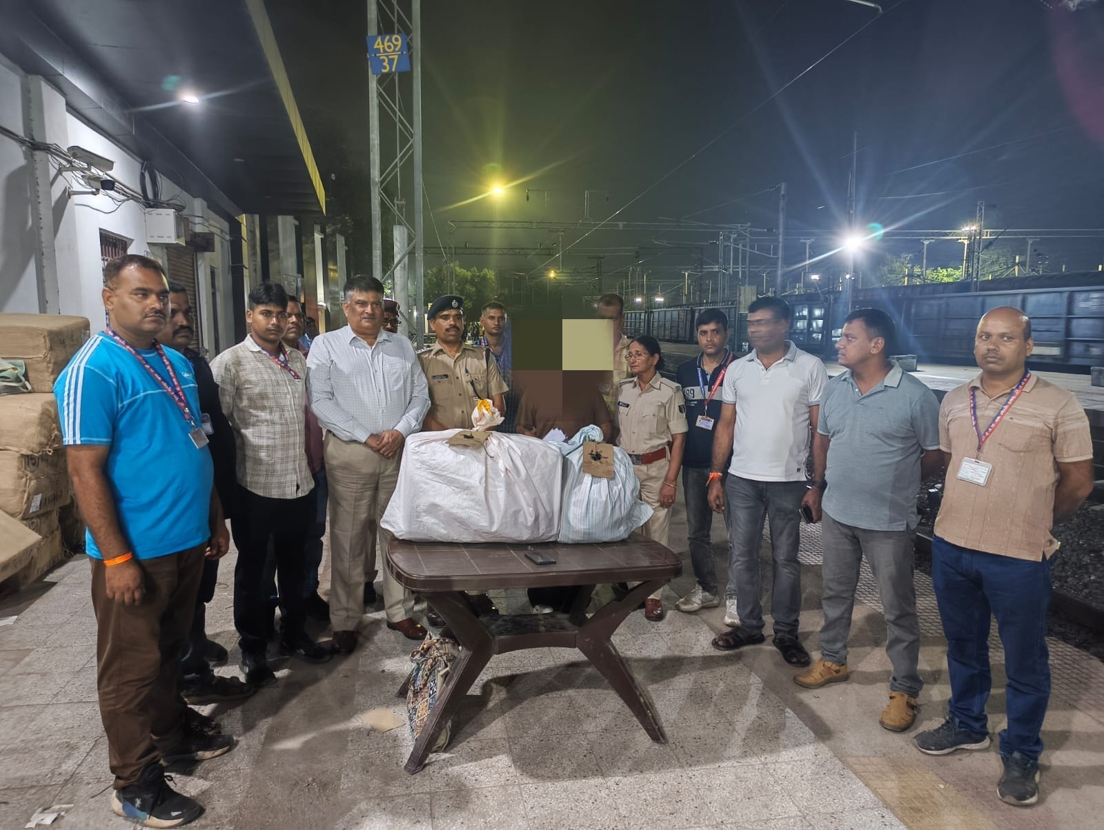 गया जंक्शन पर तेजस राजधानी एक्सप्रेस से बरामद 15.822 किलो गांजा और गिरफ्तार महिला यात्री के साथ
