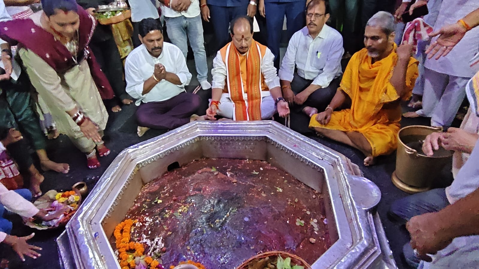 गयाजी के विष्णुपद मंदिर में पूजा-अर्चना करने के बाद पितृपक्ष मेले की तैयारियों का निरीक्षण करते गयाजी के विष्णुपद मंदिर में पूजा-अर्चना करने के बाद पितृपक्ष मेले की तैयारियों का निरीक्षण करते