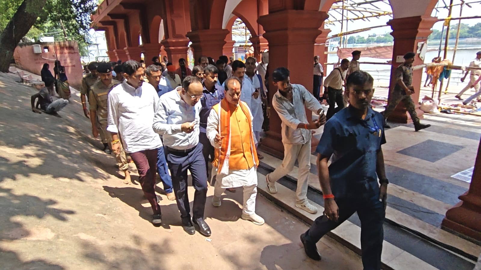 गयाजी के विष्णुपद मंदिर में पूजा-अर्चना करने के बाद पितृपक्ष मेले की तैयारियों का निरीक्षण करते गयाजी के विष्णुपद मंदिर में पूजा-अर्चना करने के बाद पितृपक्ष मेले की तैयारियों का निरीक्षण करते