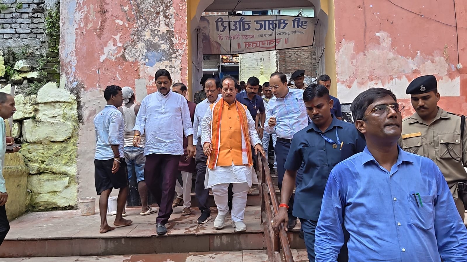 गयाजी के विष्णुपद मंदिर में पूजा-अर्चना करने के बाद पितृपक्ष मेले की तैयारियों का निरीक्षण करते गयाजी के विष्णुपद मंदिर में पूजा-अर्चना करने के बाद पितृपक्ष मेले की तैयारियों का निरीक्षण करते