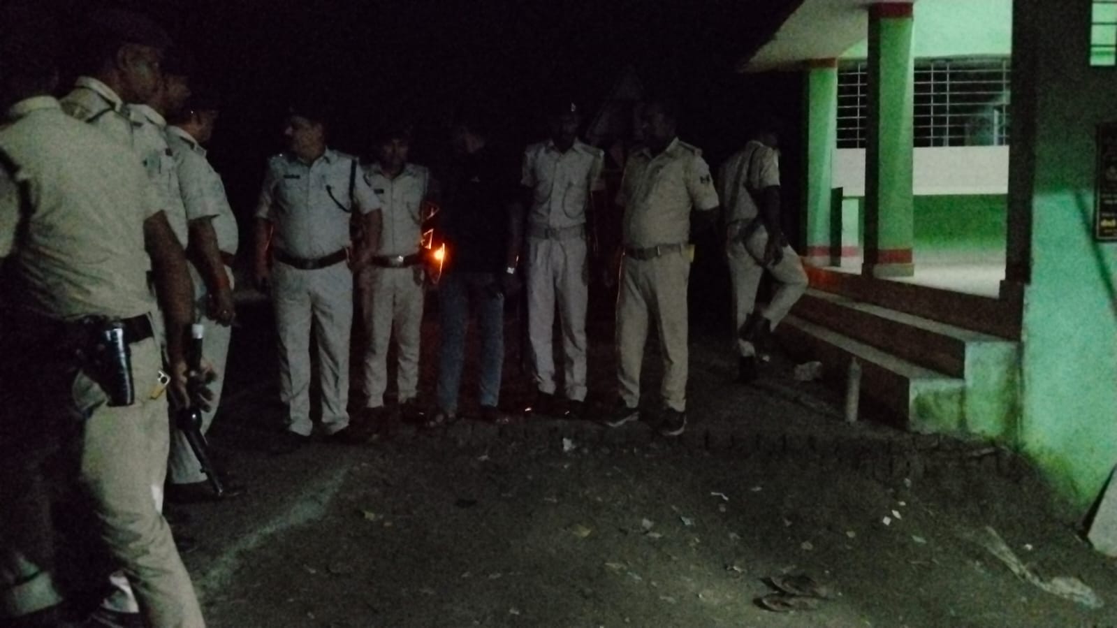 घटनास्थल पर जांच करती पुलिस घटनास्थल पर जांच करती पुलिस