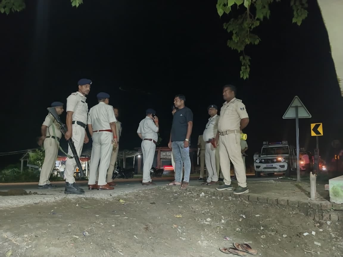 घटनास्थल पर जांच करती पुलिस घटनास्थल पर जांच करती पुलिस