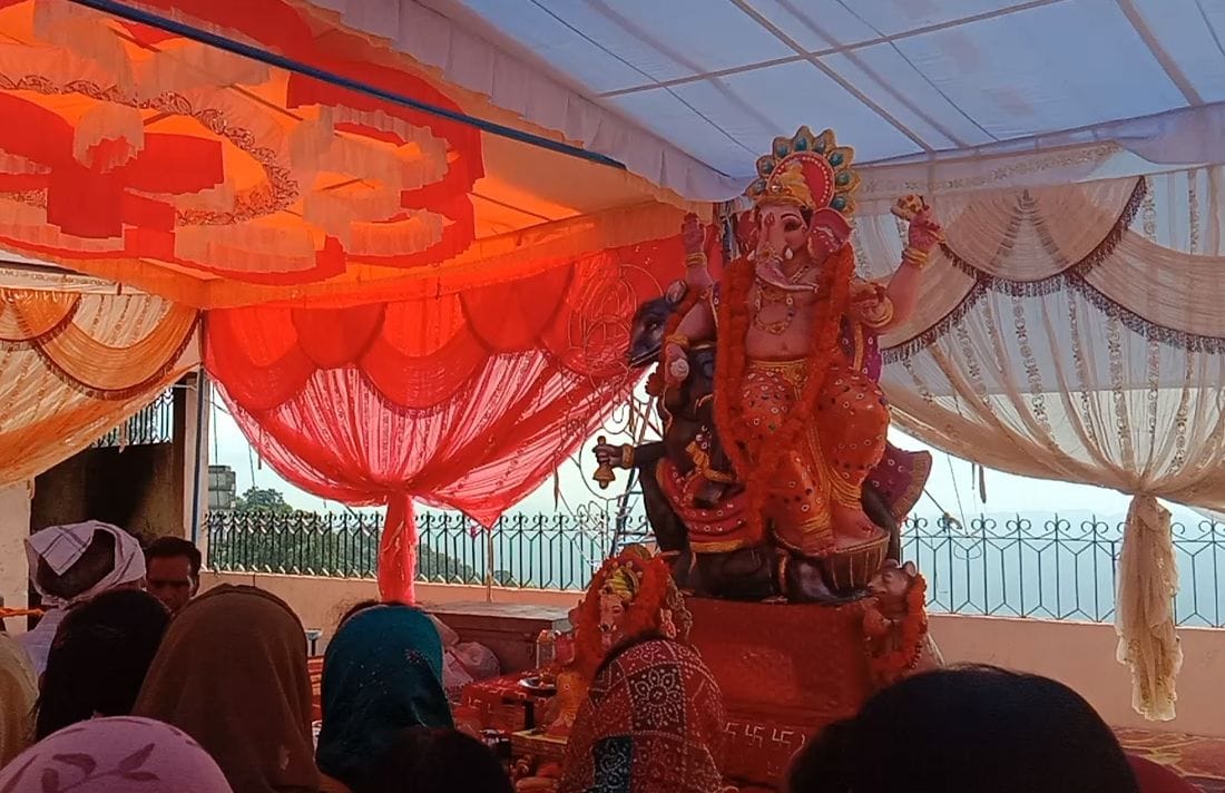 हिंदू आश्रम नाहन में श्रीगणेश की प्रतिमा स्थापना के मौके पर पूजा अर्चना करते लोग। संवाद