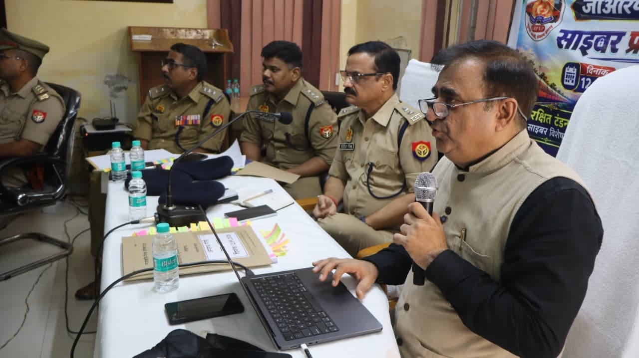 जीआरपी पुलिस लाइन सभागार में आयोजित कार्यक्रम में पुलिसकर्मियों को जानकारी देते साइबर विशेषज्ञ जीआरपी पुलिस लाइन सभागार में आयोजित कार्यक्रम में पुलिसकर्मियों को जानकारी देते साइबर विशेषज्ञ