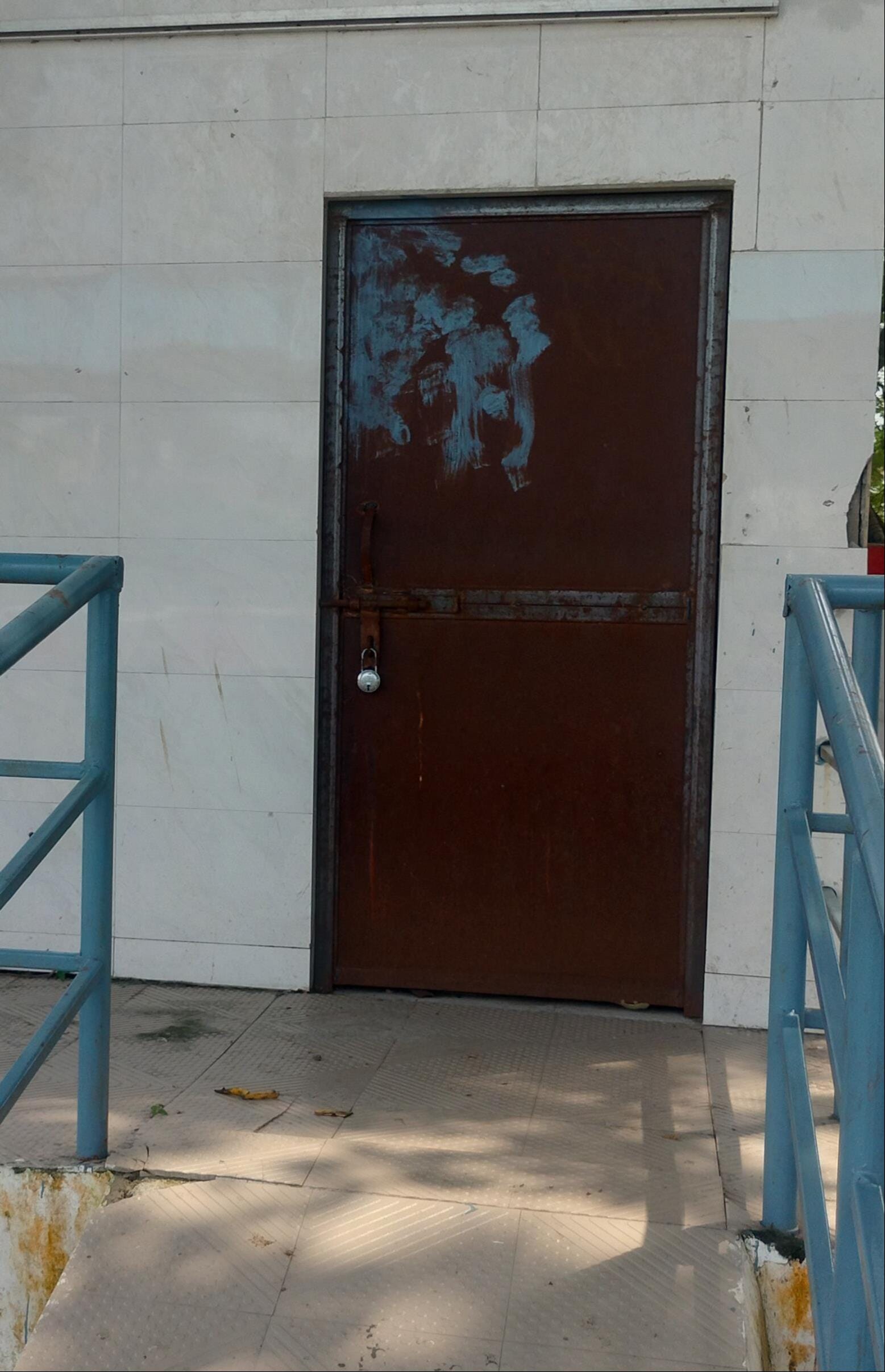 जखनिया रेलवे स्टेशन पर महिला प्रतिक्षालय में जमीन पर लेटा पुरूष यात्री। संवाद जखनिया रेलवे स्टेशन पर महिला प्रतिक्षालय में जमीन पर लेटा पुरूष यात्री। संवाद