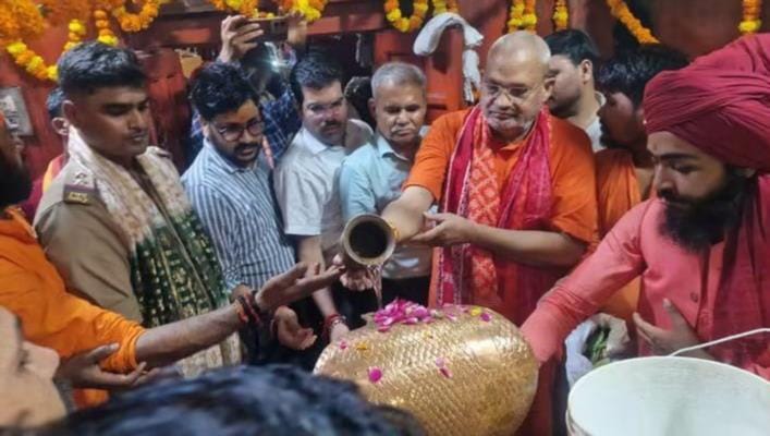 जलाभिषेक करते श्रद्धालु। जलाभिषेक करते श्रद्धालु।