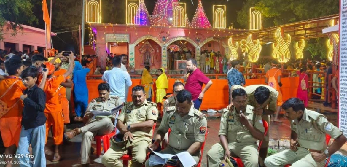 जलाभिषेक करते श्रद्धालु। जलाभिषेक करते श्रद्धालु।