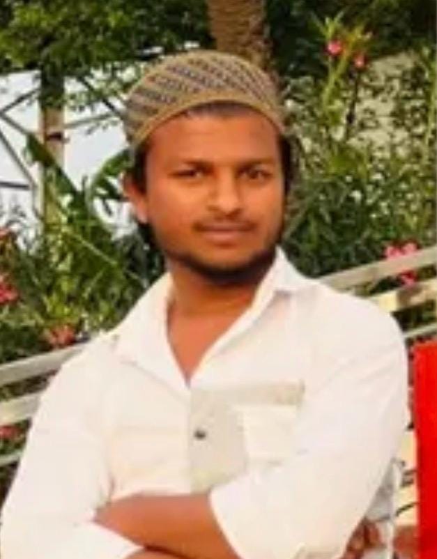 जलेसर में हादसे में घायल युवक को उपचार के लिए सीएचसी लेकर पहुंचे लोग। संवाद