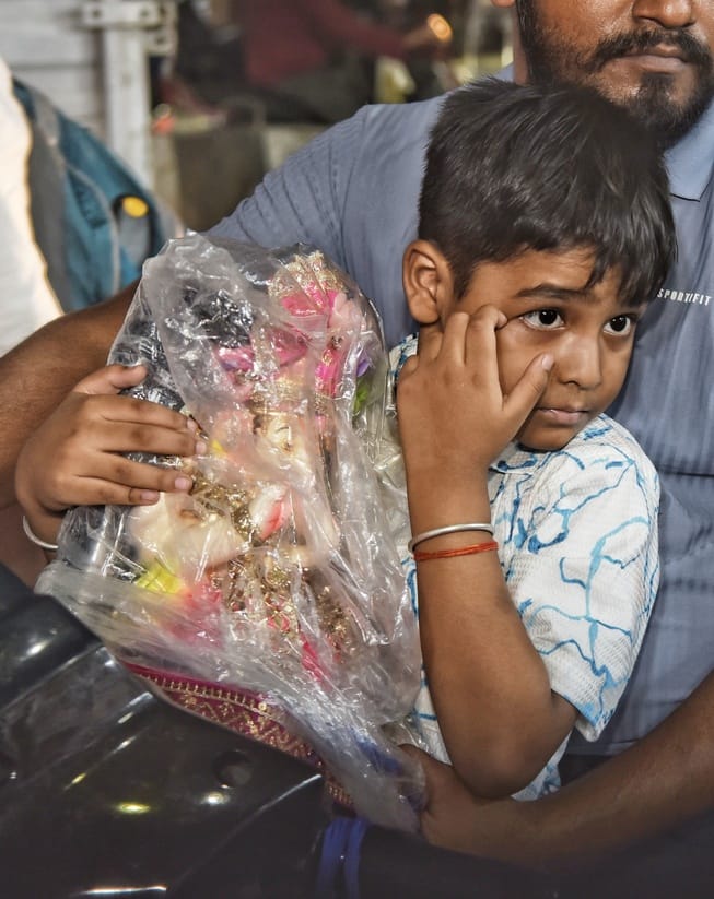 जानकारी देते गणेश प्राकट्य कमेटी के पदाधिकारी व गणपति की प्रतिमा खरीदकर घर ले जाते श्रद्धालु।