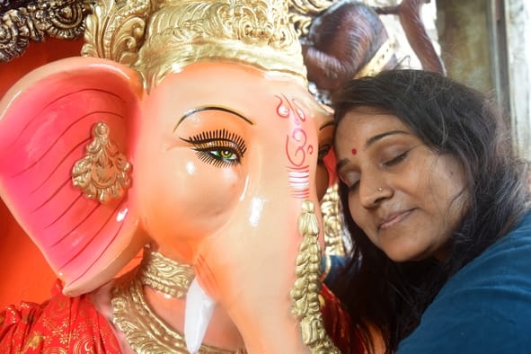 जानकारी देते गणेश प्राकट्य कमेटी के पदाधिकारी व गणपति की प्रतिमा खरीदकर घर ले जाते श्रद्धालु।