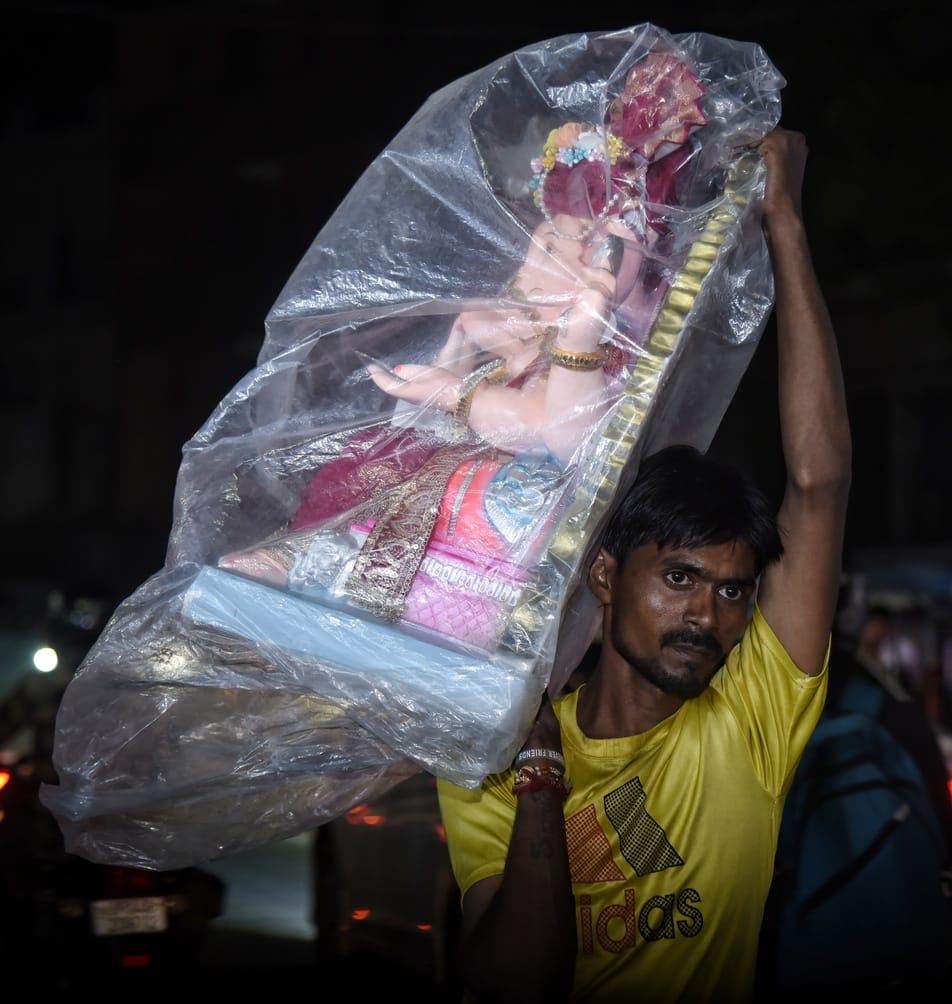 जानकारी देते गणेश प्राकट्य कमेटी के पदाधिकारी व गणपति की प्रतिमा खरीदकर घर ले जाते श्रद्धालु।