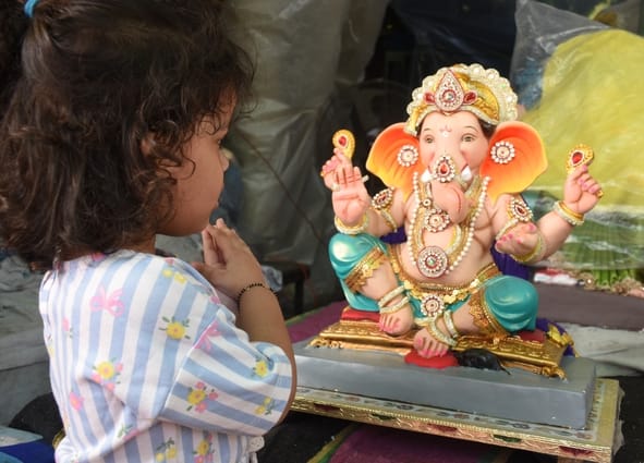 जानकारी देते गणेश प्राकट्य कमेटी के पदाधिकारी व गणपति की प्रतिमा खरीदकर घर ले जाते श्रद्धालु।
