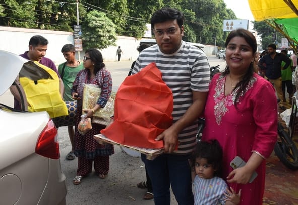 जानकारी देते गणेश प्राकट्य कमेटी के पदाधिकारी व गणपति की प्रतिमा खरीदकर घर ले जाते श्रद्धालु।