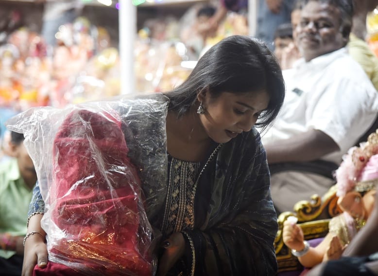जानकारी देते गणेश प्राकट्य कमेटी के पदाधिकारी व गणपति की प्रतिमा खरीदकर घर ले जाते श्रद्धालु।