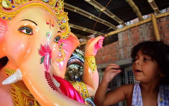 जानकारी देते गणेश प्राकट्य कमेटी के पदाधिकारी व गणपति की प्रतिमा खरीदकर घर ले जाते श्रद्धालु।