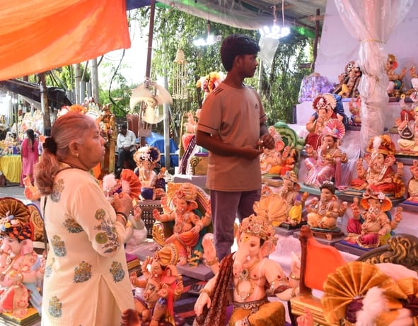 जानकारी देते गणेश प्राकट्य कमेटी के पदाधिकारी व गणपति की प्रतिमा खरीदकर घर ले जाते श्रद्धालु।