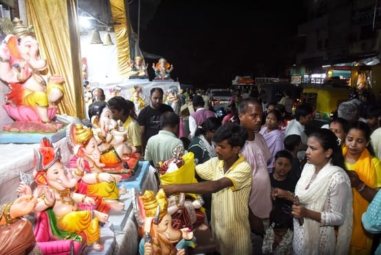जानकारी देते गणेश प्राकट्य कमेटी के पदाधिकारी व गणपति की प्रतिमा खरीदकर घर ले जाते श्रद्धालु।