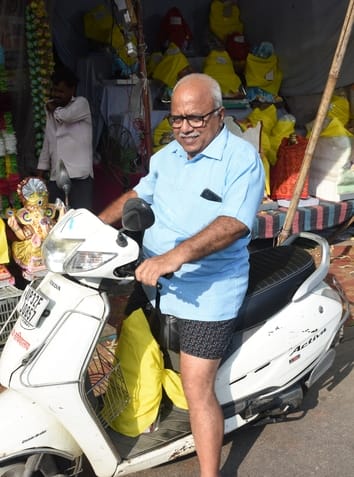 जानकारी देते गणेश प्राकट्य कमेटी के पदाधिकारी व गणपति की प्रतिमा खरीदकर घर ले जाते श्रद्धालु।