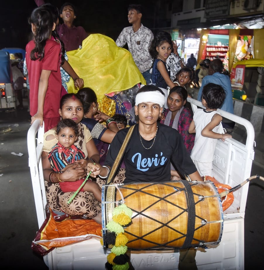 जानकारी देते गणेश प्राकट्य कमेटी के पदाधिकारी व गणपति की प्रतिमा खरीदकर घर ले जाते श्रद्धालु।