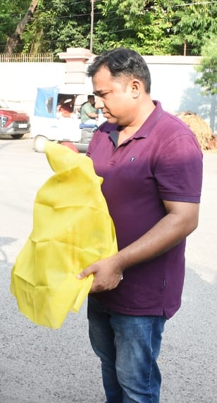 जानकारी देते गणेश प्राकट्य कमेटी के पदाधिकारी व गणपति की प्रतिमा खरीदकर घर ले जाते श्रद्धालु।