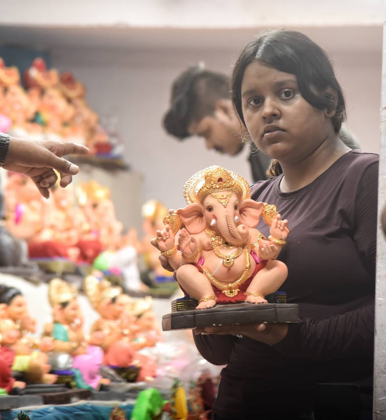 जानकारी देते गणेश प्राकट्य कमेटी के पदाधिकारी व गणपति की प्रतिमा खरीदकर घर ले जाते श्रद्धालु।
