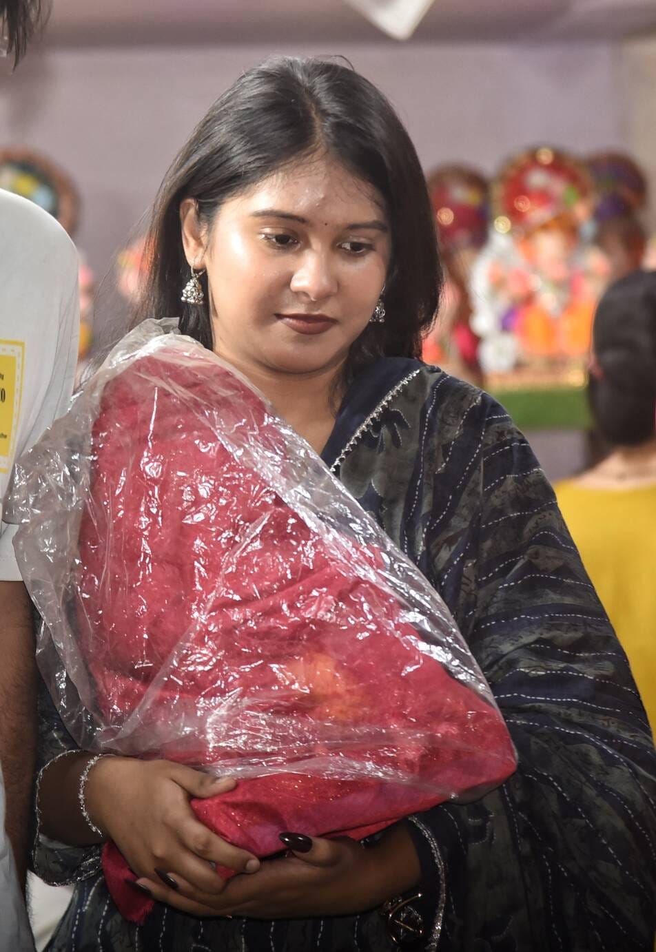 जानकारी देते गणेश प्राकट्य कमेटी के पदाधिकारी व गणपति की प्रतिमा खरीदकर घर ले जाते श्रद्धालु।