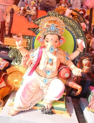 जानकारी देते गणेश प्राकट्य कमेटी के पदाधिकारी व गणपति की प्रतिमा खरीदकर घर ले जाते श्रद्धालु।