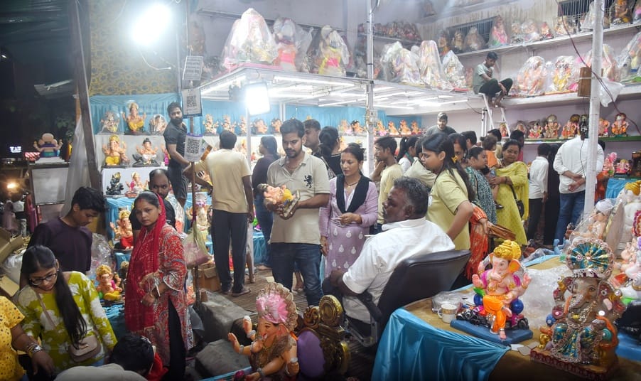 जानकारी देते गणेश प्राकट्य कमेटी के पदाधिकारी व गणपति की प्रतिमा खरीदकर घर ले जाते श्रद्धालु।