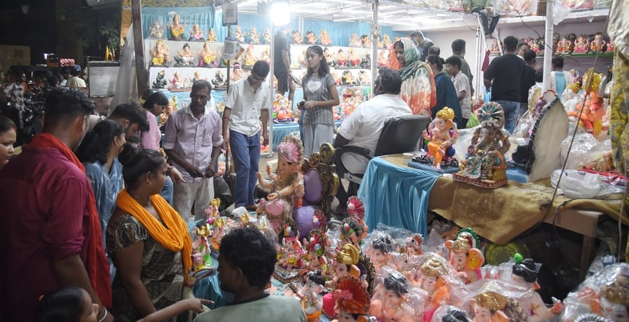 जानकारी देते गणेश प्राकट्य कमेटी के पदाधिकारी व गणपति की प्रतिमा खरीदकर घर ले जाते श्रद्धालु।