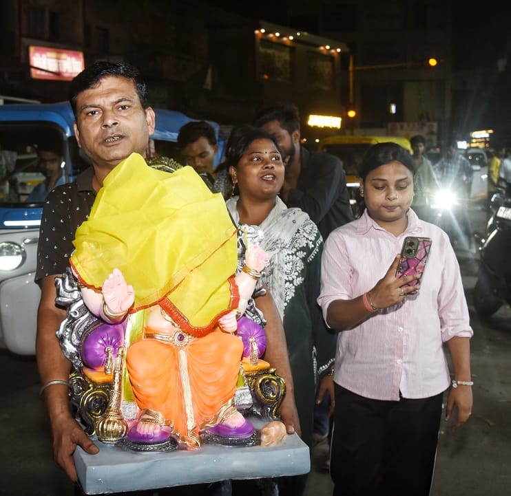 जानकारी देते गणेश प्राकट्य कमेटी के पदाधिकारी व गणपति की प्रतिमा खरीदकर घर ले जाते श्रद्धालु।