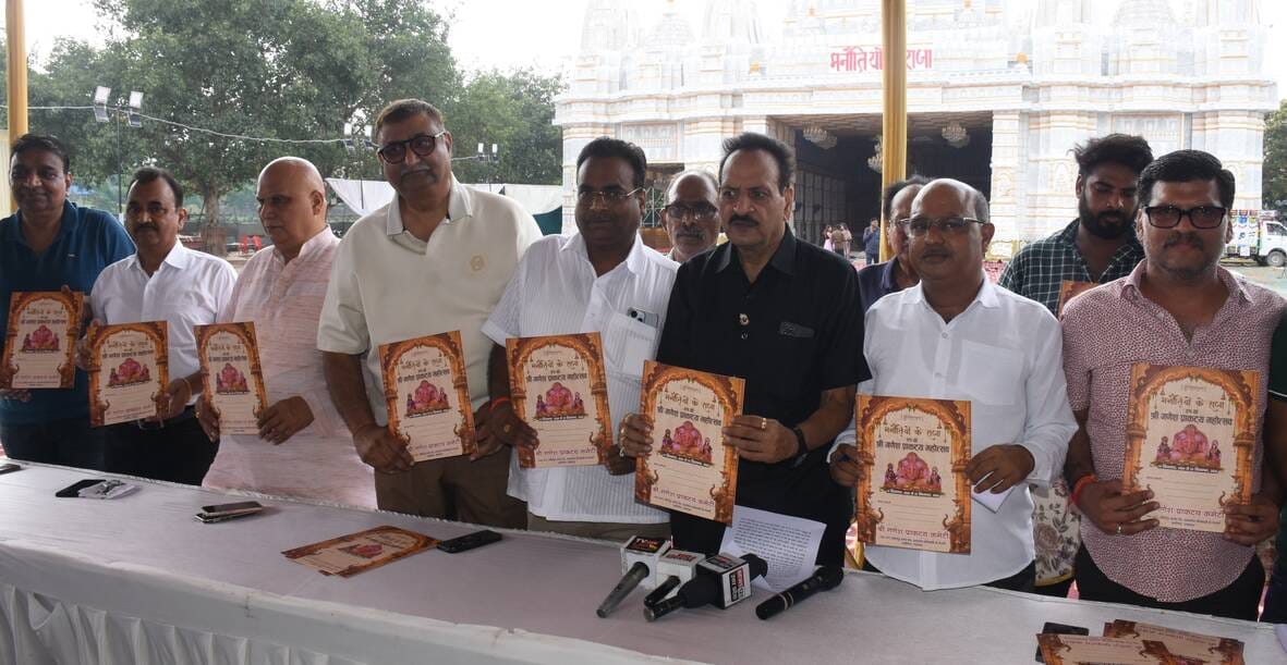 जानकारी देते गणेश प्राकट्य कमेटी के पदाधिकारी व गणपति की प्रतिमा खरीदकर घर ले जाते श्रद्धालु।