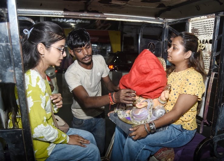 जानकारी देते गणेश प्राकट्य कमेटी के पदाधिकारी व गणपति की प्रतिमा खरीदकर घर ले जाते श्रद्धालु।