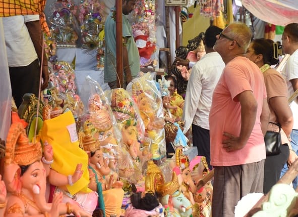 जानकारी देते गणेश प्राकट्य कमेटी के पदाधिकारी व गणपति की प्रतिमा खरीदकर घर ले जाते श्रद्धालु।