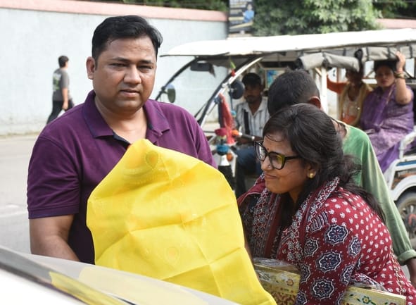 जानकारी देते गणेश प्राकट्य कमेटी के पदाधिकारी व गणपति की प्रतिमा खरीदकर घर ले जाते श्रद्धालु।