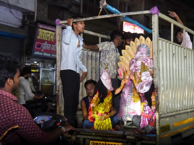 जानकारी देते गणेश प्राकट्य कमेटी के पदाधिकारी व गणपति की प्रतिमा खरीदकर घर ले जाते श्रद्धालु।