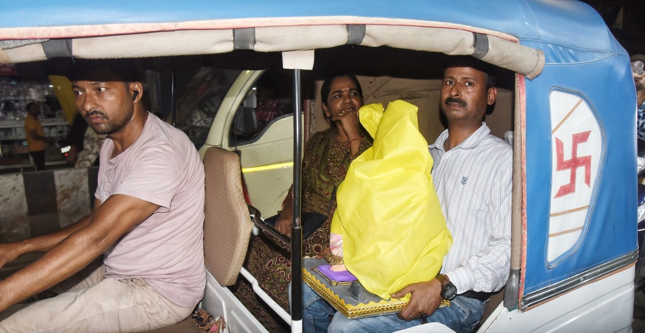 जानकारी देते गणेश प्राकट्य कमेटी के पदाधिकारी व गणपति की प्रतिमा खरीदकर घर ले जाते श्रद्धालु।