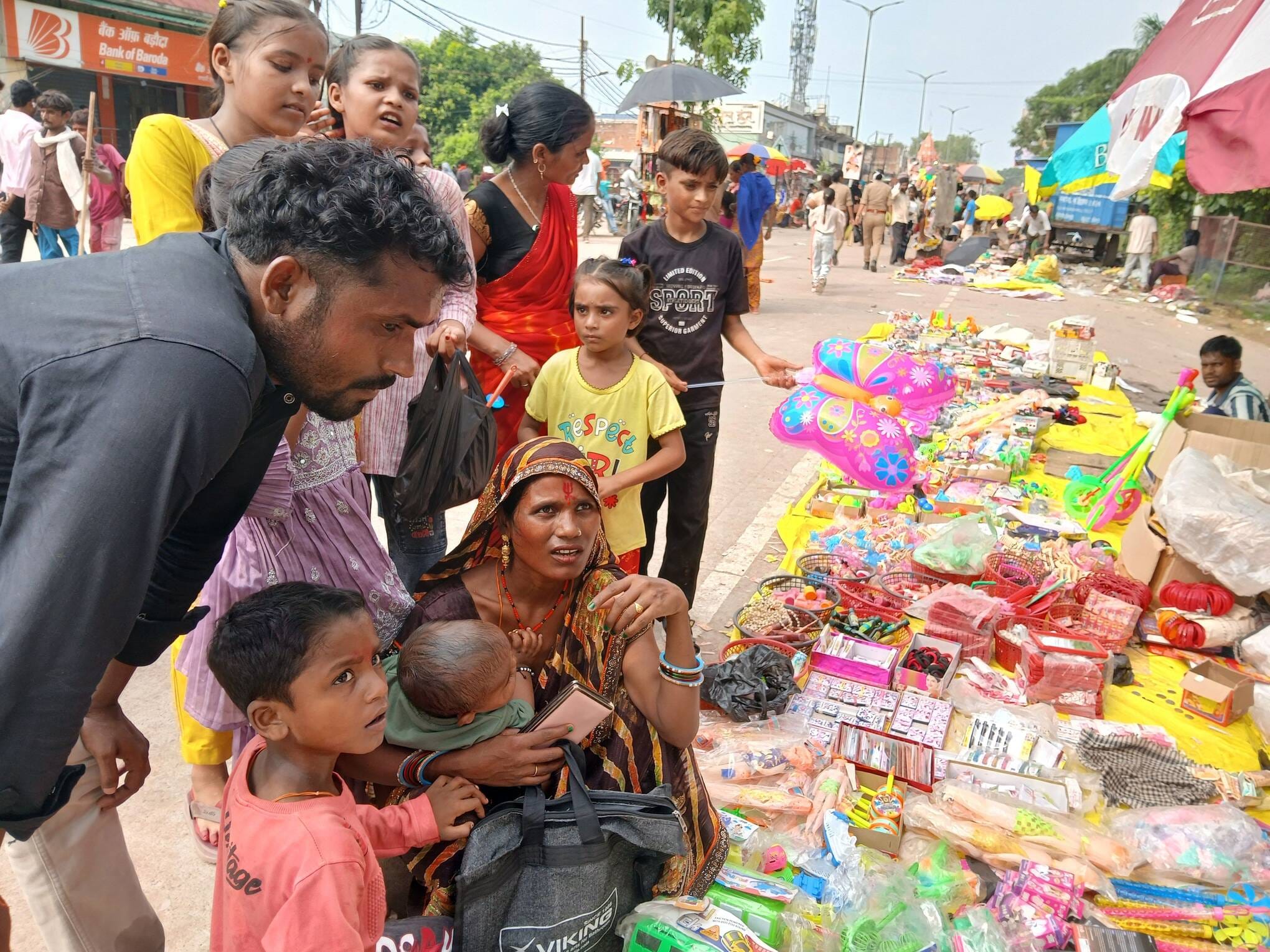 कजरी तीज मेले में जमकर हुई खरीदारी। संवाद कजरी तीज मेले में जमकर हुई खरीदारी। संवाद
