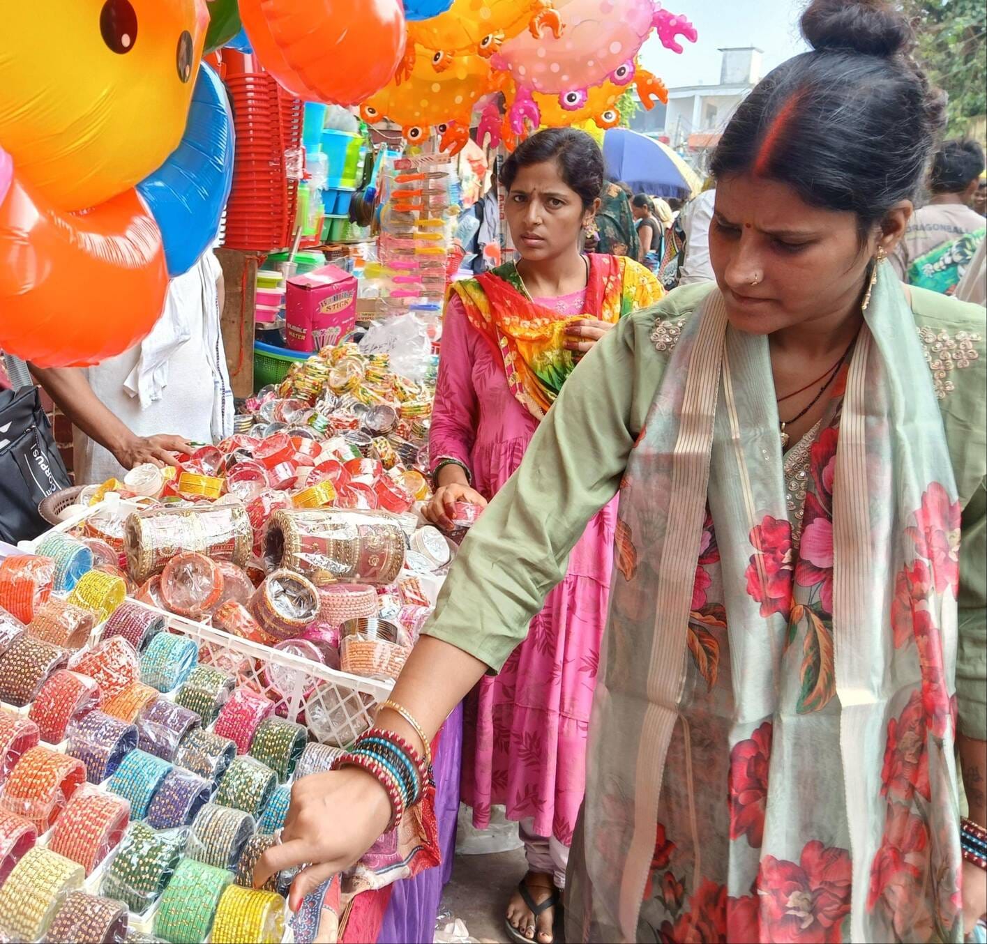 कजरी तीज मेले में जमकर हुई खरीदारी। संवाद कजरी तीज मेले में जमकर हुई खरीदारी। संवाद