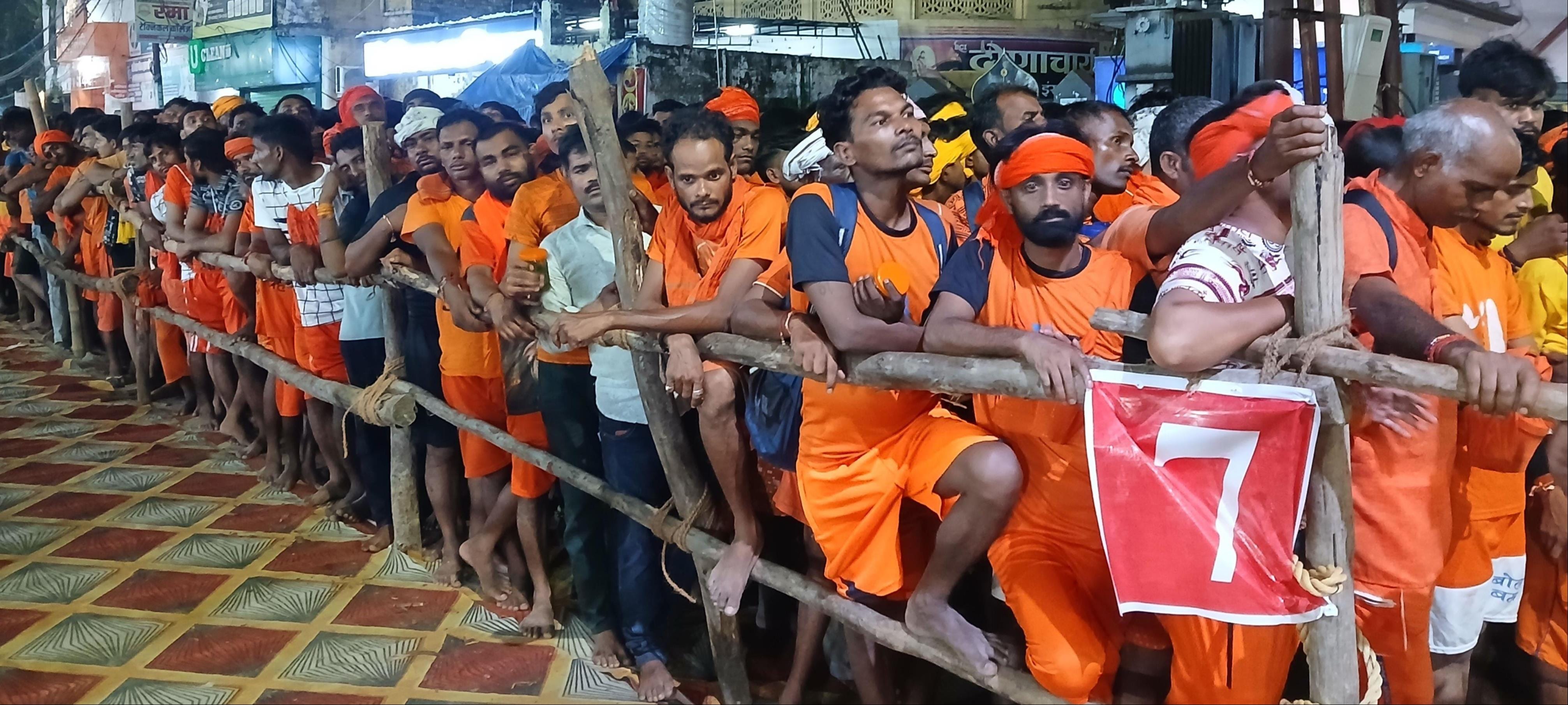कजरी तीज पर जलाभिषेक के लिए उमड़ पड़े शिवभक्त। संवाद कजरी तीज पर जलाभिषेक के लिए उमड़ पड़े शिवभक्त। संवाद