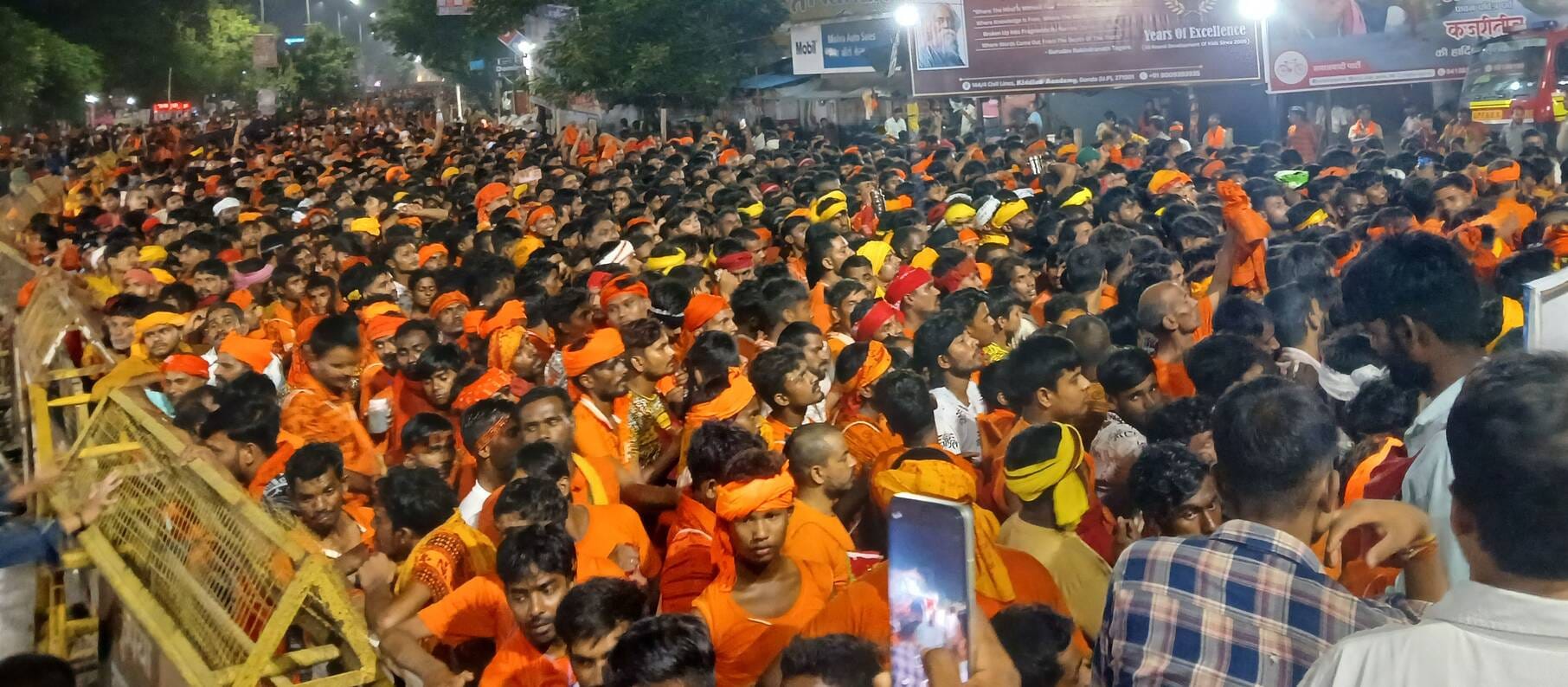 कजरी तीज पर जलाभिषेक के लिए उमड़ पड़े शिवभक्त। संवाद कजरी तीज पर जलाभिषेक के लिए उमड़ पड़े शिवभक्त। संवाद
