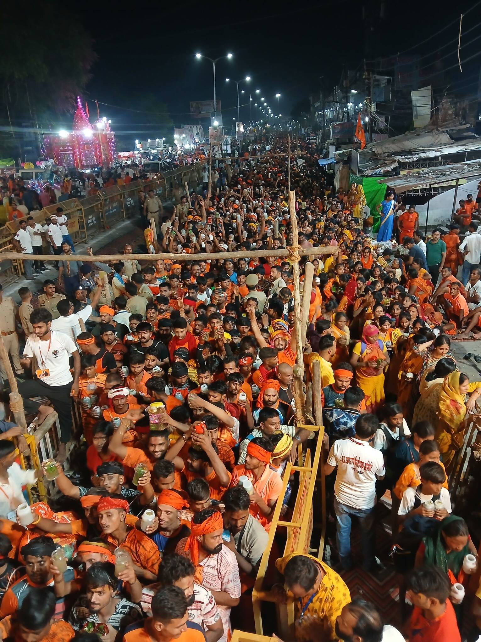 कजरी तीज पर जलाभिषेक के लिए उमड़ पड़े शिवभक्त। संवाद कजरी तीज पर जलाभिषेक के लिए उमड़ पड़े शिवभक्त। संवाद