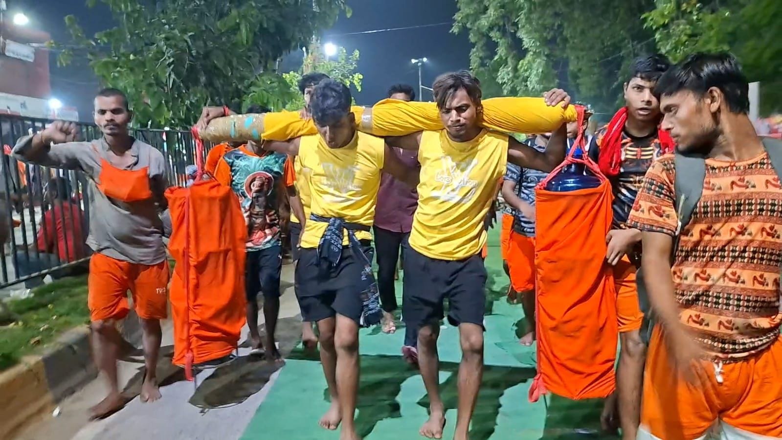 कजरी तीज पर जलाभिषेक के लिए उमड़ पड़े शिवभक्त। संवाद कजरी तीज पर जलाभिषेक के लिए उमड़ पड़े शिवभक्त। संवाद