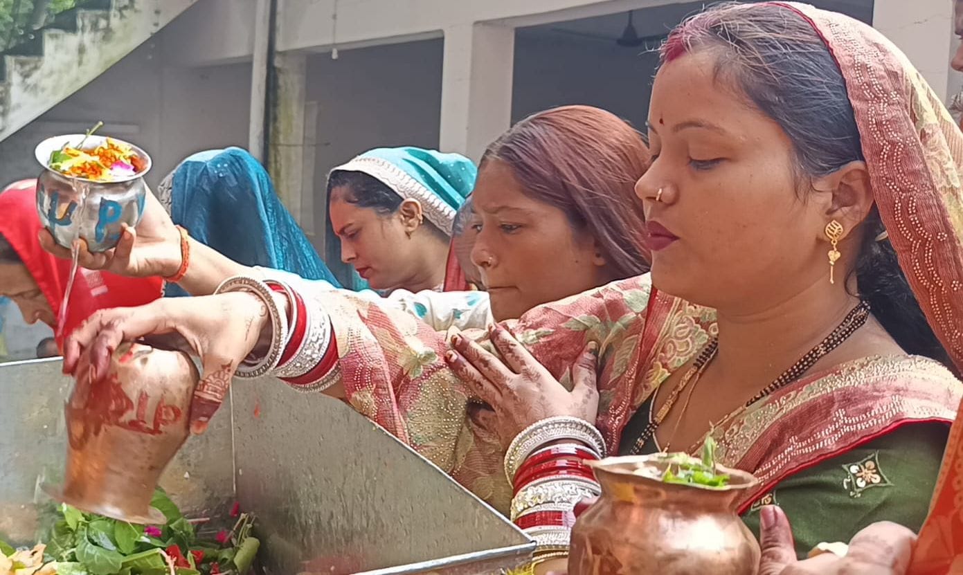 कजरी तीज पर मंदिरों में जलाभिषेक किया गया। महिलाओं ने घरों में पूजन किया। पर्व पर कई जगह आकर्ष