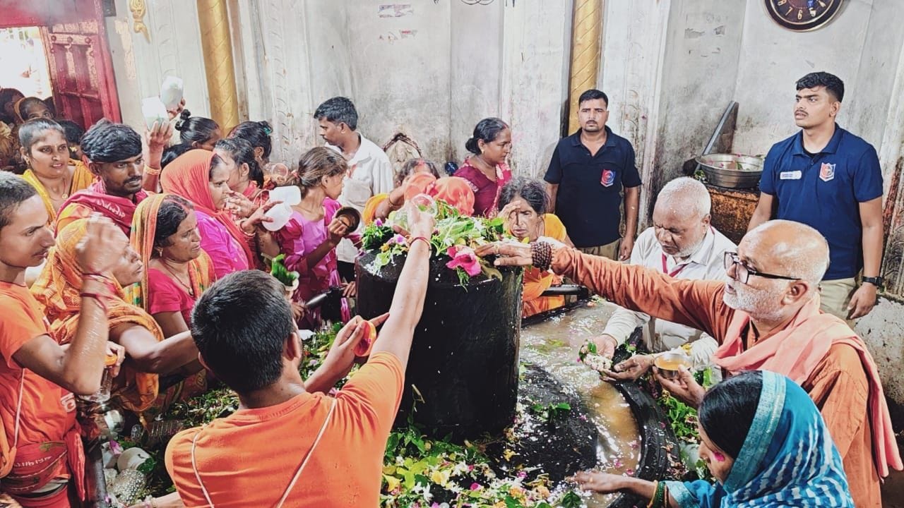 कजरी तीज पर मंदिरों में जलाभिषेक किया गया। महिलाओं ने घरों में पूजन किया। पर्व पर कई जगह आकर्ष