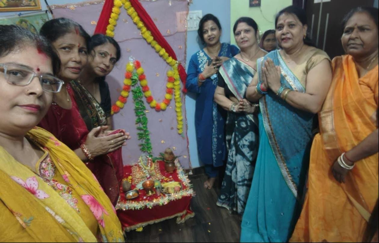 कजरी तीज पर मंदिरों में जलाभिषेक किया गया। महिलाओं ने घरों में पूजन किया। पर्व पर कई जगह आकर्ष