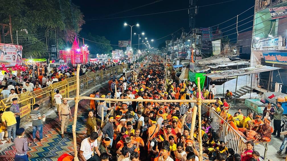 कजरीतीज पर उमड़े श्रद्धालु व मंदिर में जलाभिषेक करते कांवड़िये। संवाद