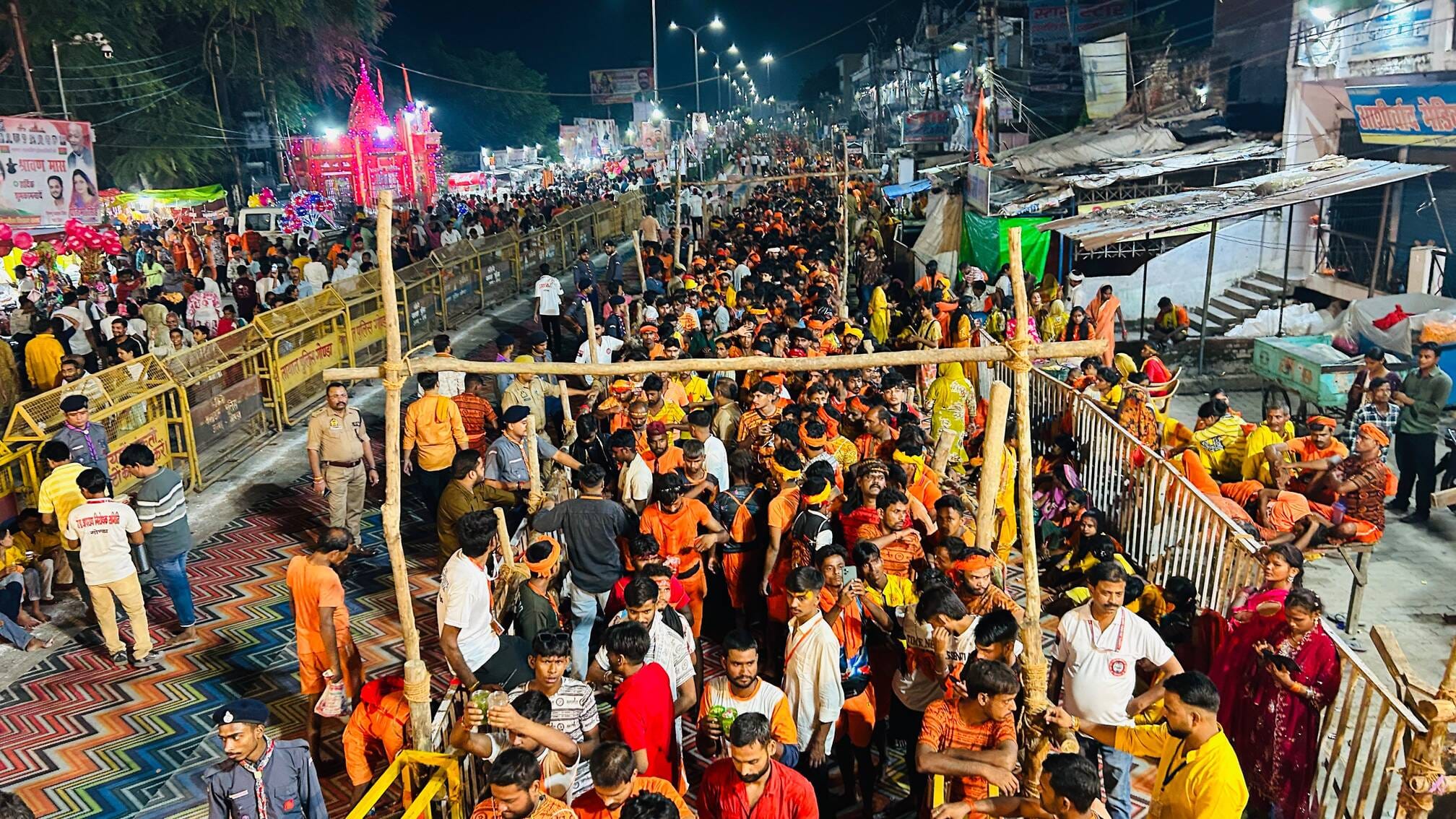 कजरीतीज पर उमड़े श्रद्धालु व मंदिर में जलाभिषेक करते कांवड़िये। संवाद